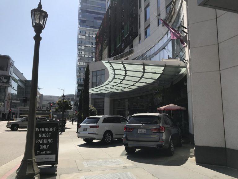 常にベルボーイが車をコントロールされていました