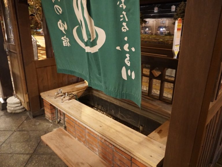 エントランスには足湯もあります