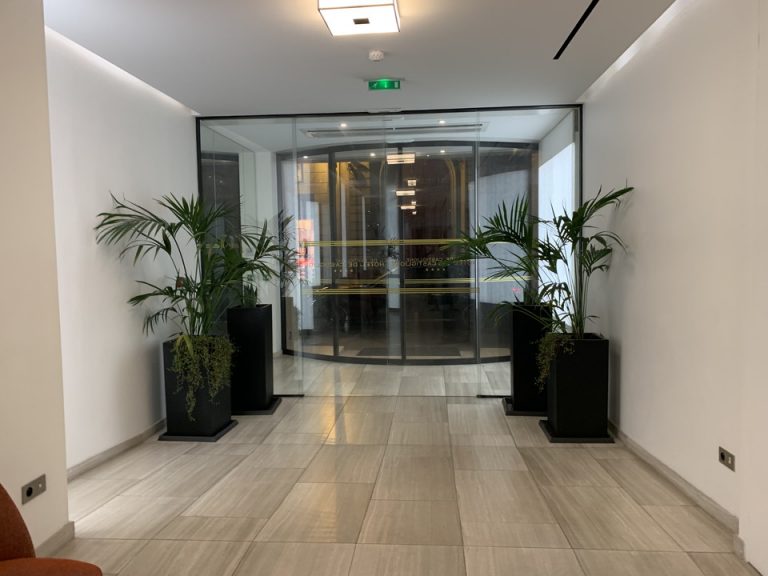 フロントからホテル入り口