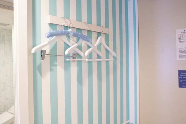 客室クローゼット壁面掛けのみで扉無し