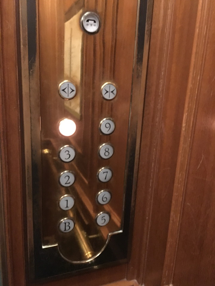 エレベーター階数ボタン