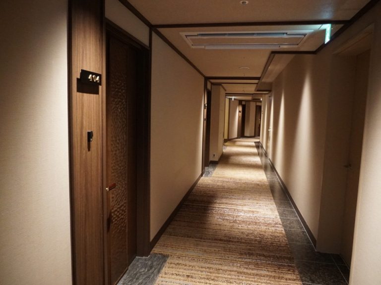 部屋の前の廊下