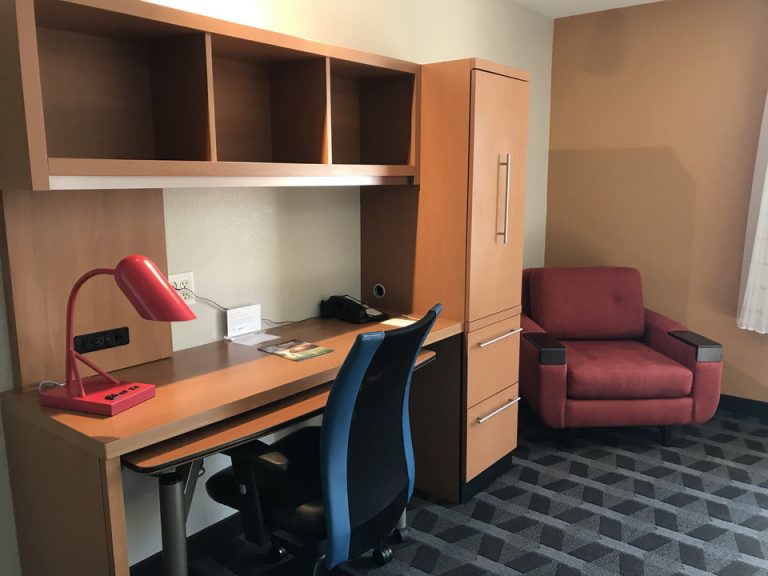 デスク奥には一人掛けチェアがありました