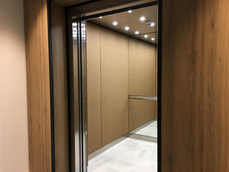 エレベーター外観(開いている時)