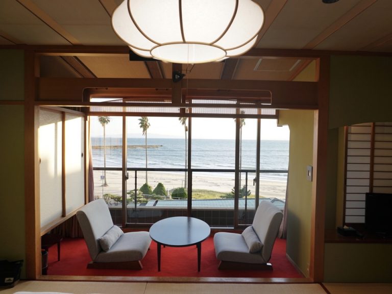 落ち着いた和の雰囲気の室内