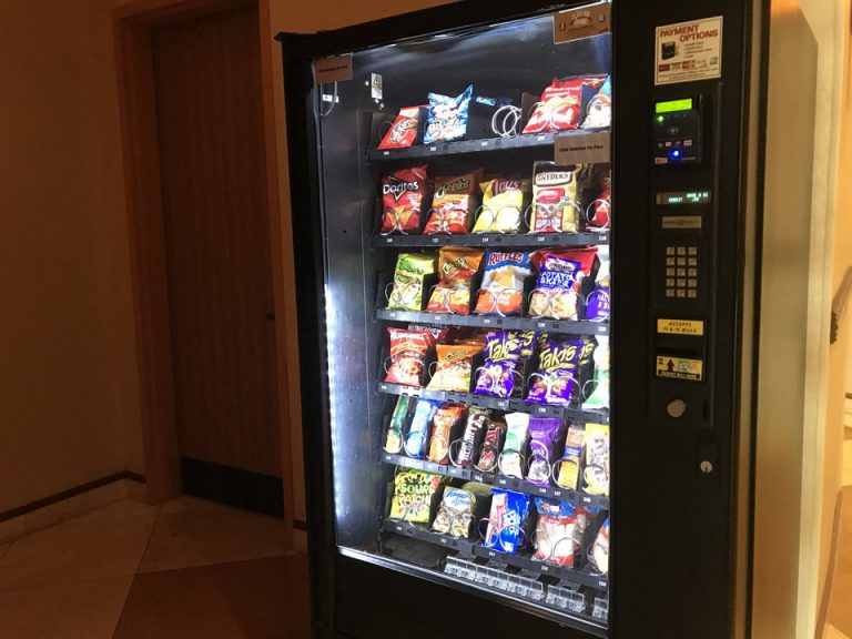 フィットネスセンターの横にスナックベンディングマシーン。が隠れるように設置されていありました。