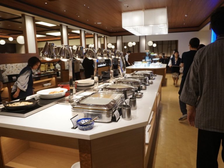 スペースが十分あるビュッフェ会場