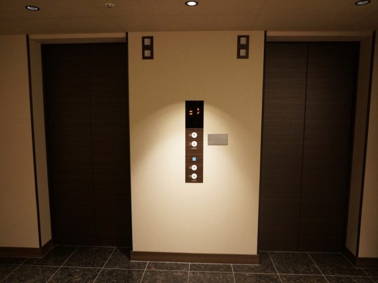 エレベーターの扉は茶色で高級感があります