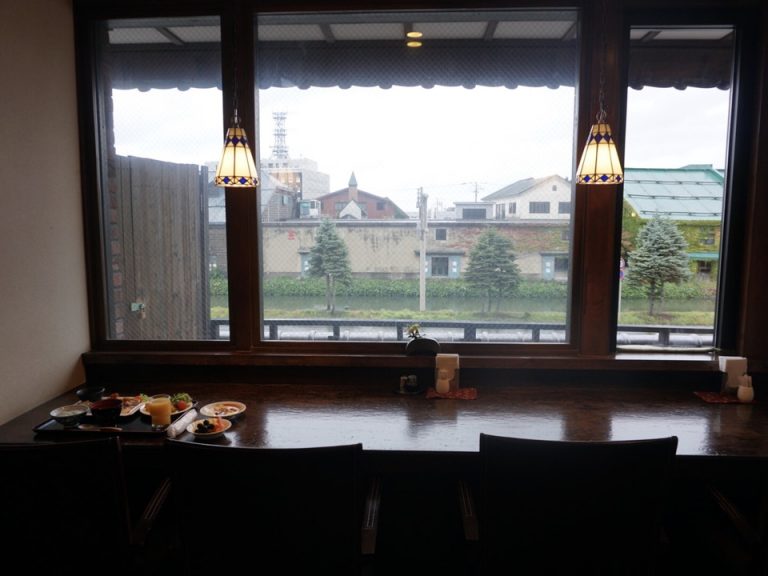 運河の見渡せるカウンター席