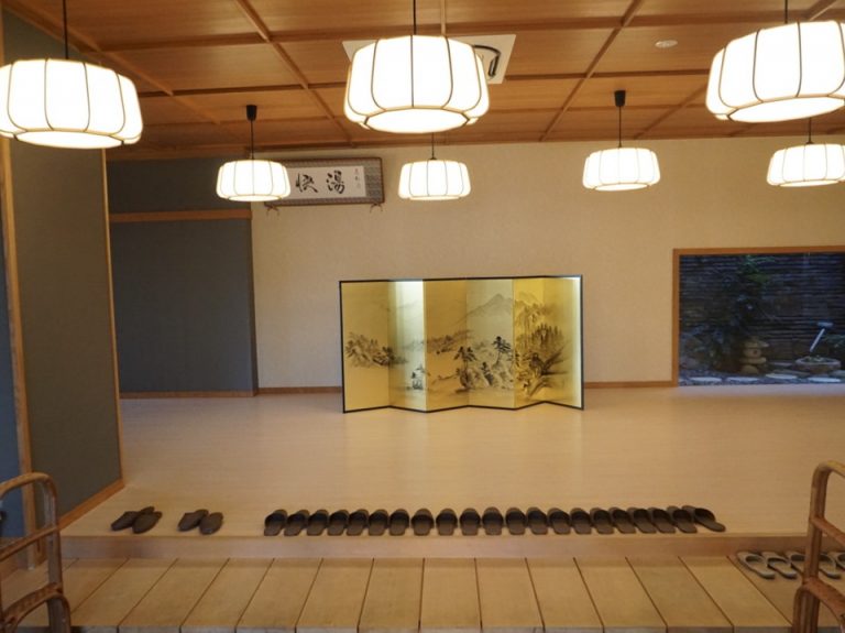 エントランスの華やかな雰囲気