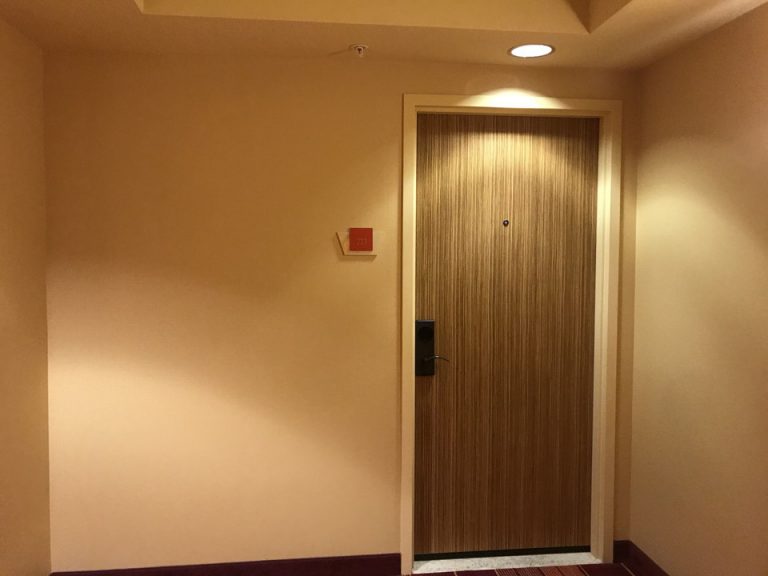 客室扉 こちらは2階の一番奥の角部屋でした。