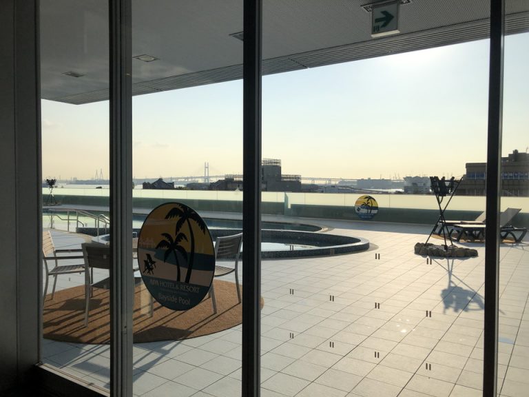 今の時期は時間帯によりプールサイド利用可能 朝は閉まってました