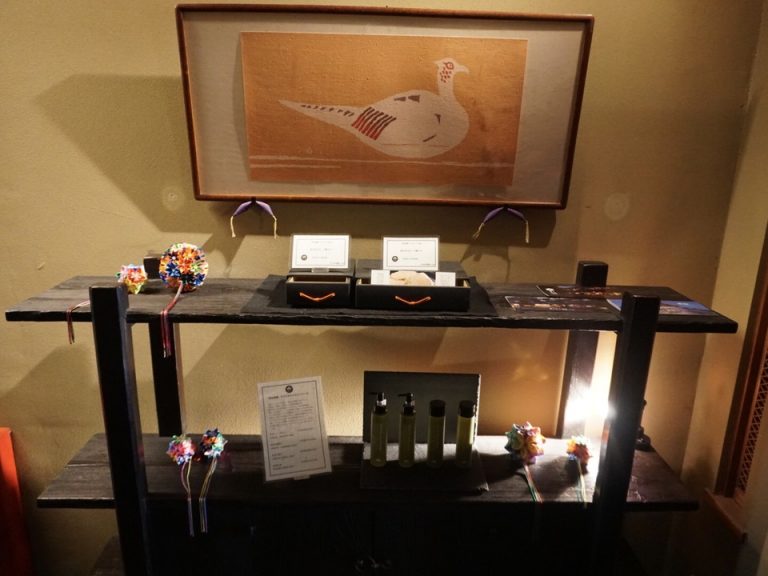 宿特製のお菓子と洗顔セットの販売が