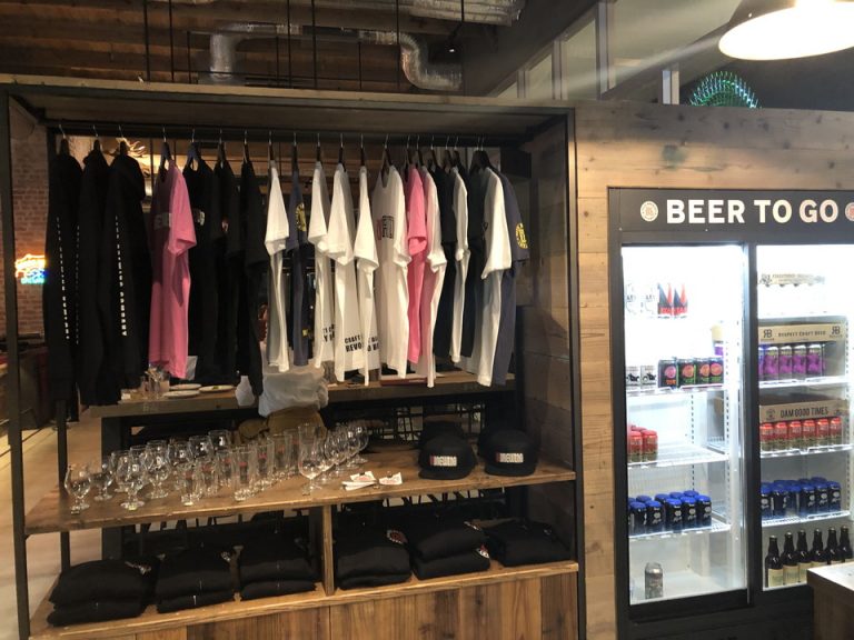 レストラン受付隣にレストランオリジナルTシャツなどの売り場がありました