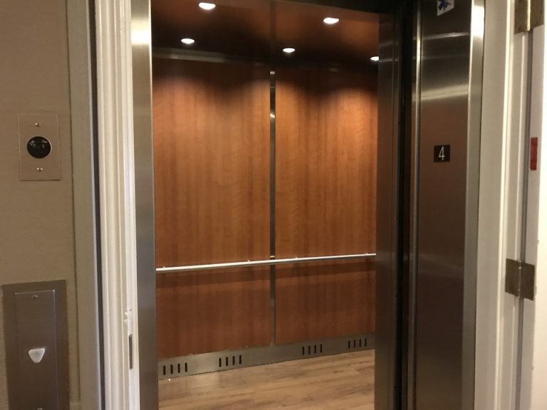 エレベーター中