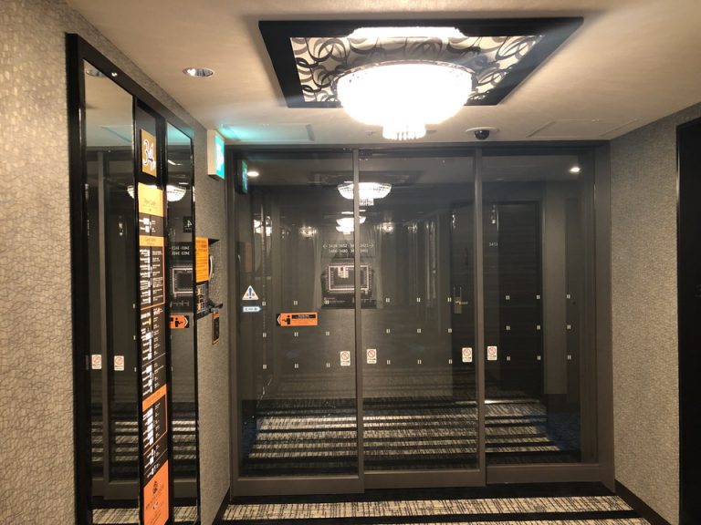 客室階エレベーターホール セキュリティの扉