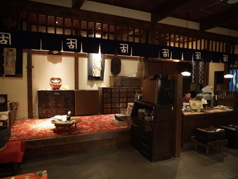 フロントの雰囲気は昔の日本宿のよう