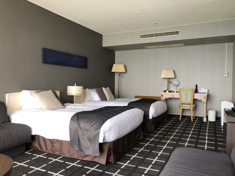 窓からデスク方向