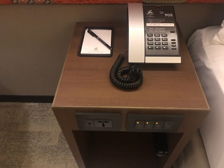 ベッド横の電話