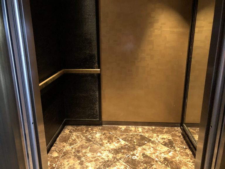 エレベーター内観(1)