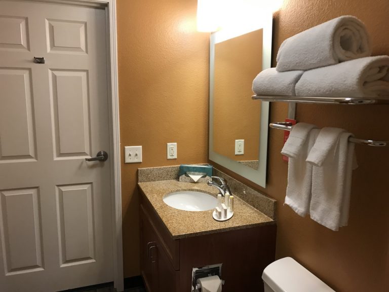 バスルーム奥から入り口方向