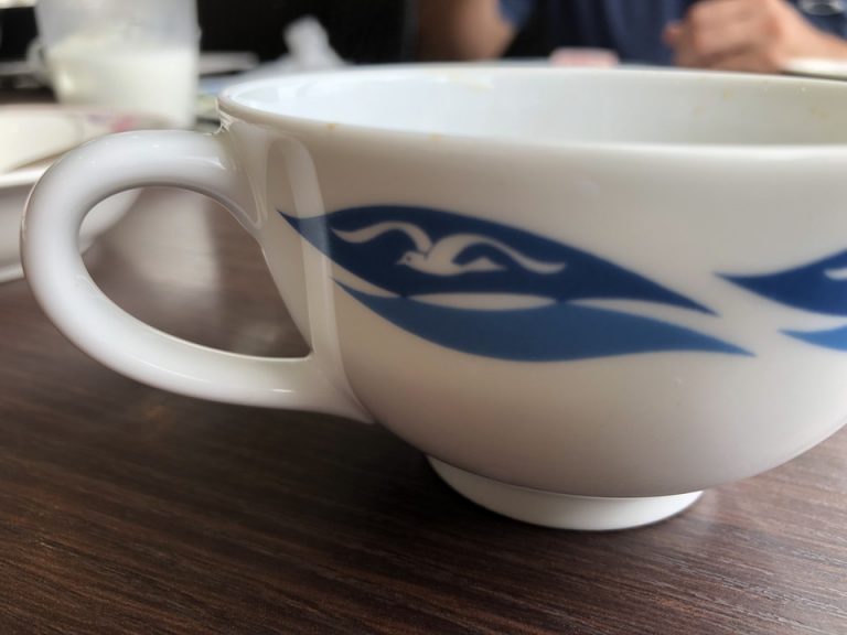 コーヒーカップがレストランの名前と同じ「かもめ」