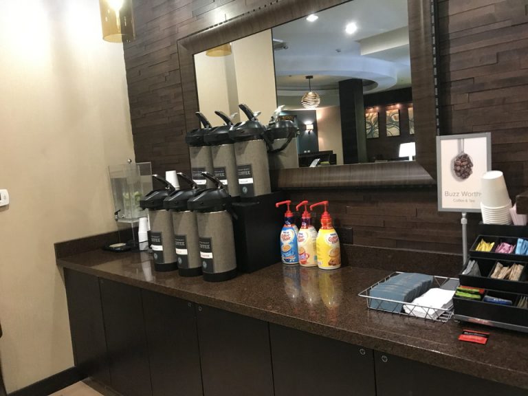 フロント横には常にサービスされたコーヒーやティがありました