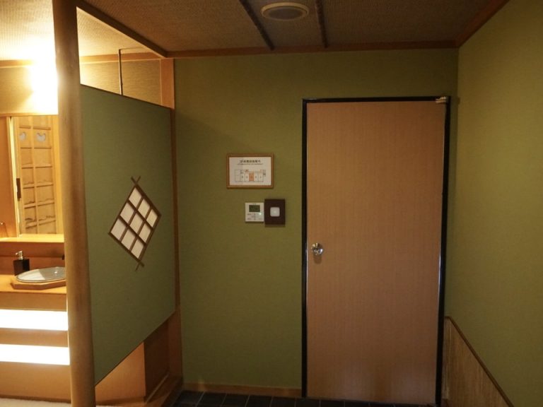 部屋の扉を中側から