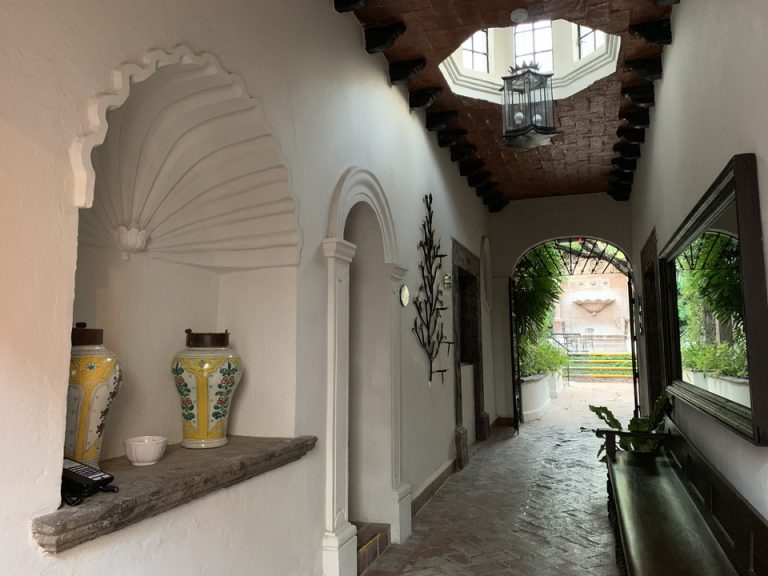 客室前の廊下、奥は中庭