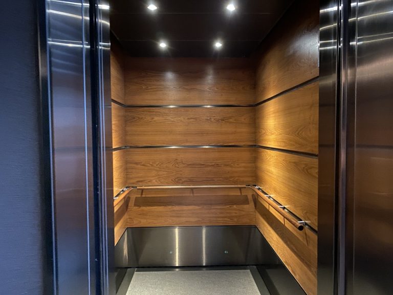 エレベーター内観