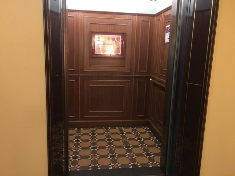 エレベーター内観