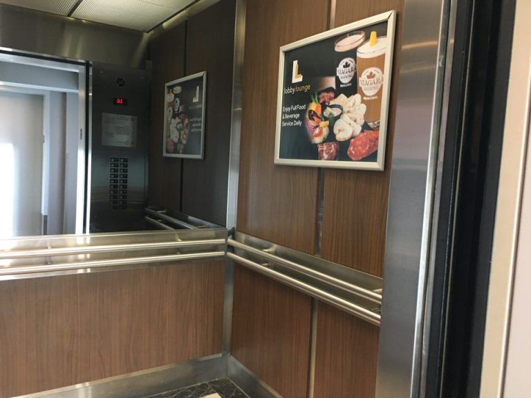 エレベーター内観