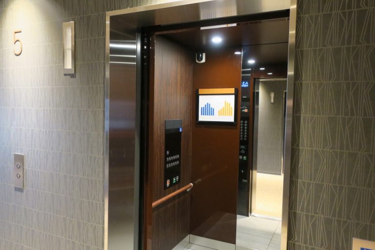 エレベーター内観