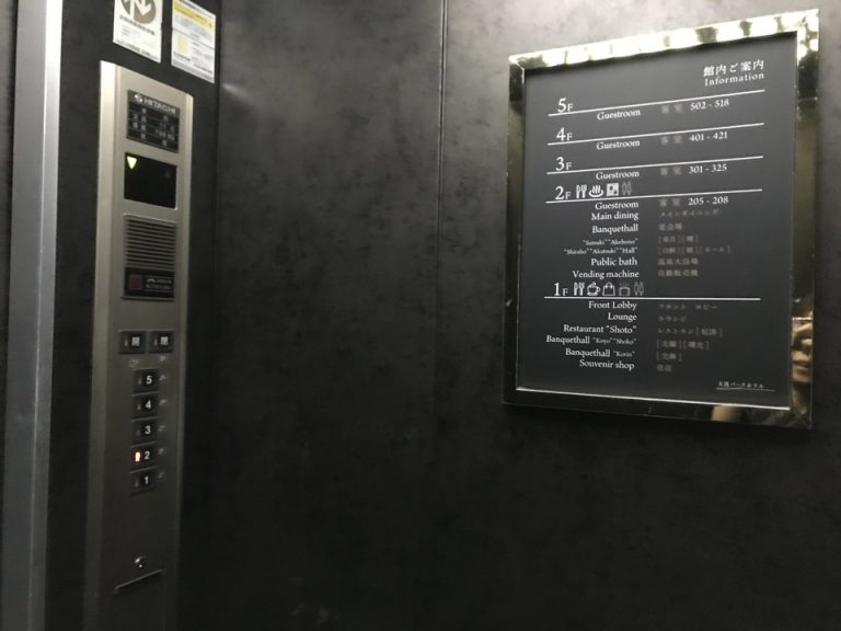 エレベーター内観