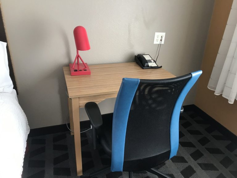 寝室にも小さなデスクチェアかありました