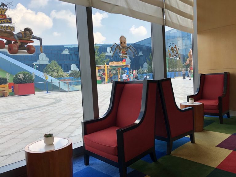 ロビー(座るところ)_03