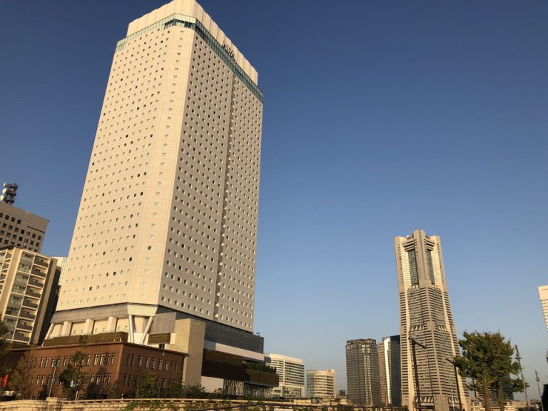 ランドマークタワーと 外観