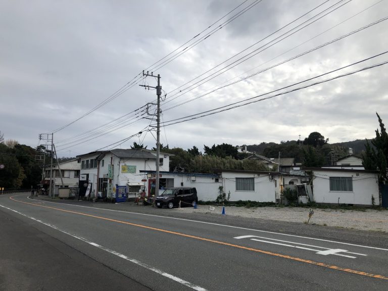 白濱神社へ徒歩で行けます その途中の様子 カフェ、ゲストハウス、焼き肉屋