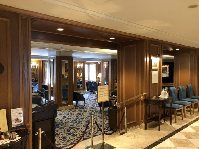 本館1F「ラ・テラス」 タワー館エスカレーターから下りて見えたカフェです。