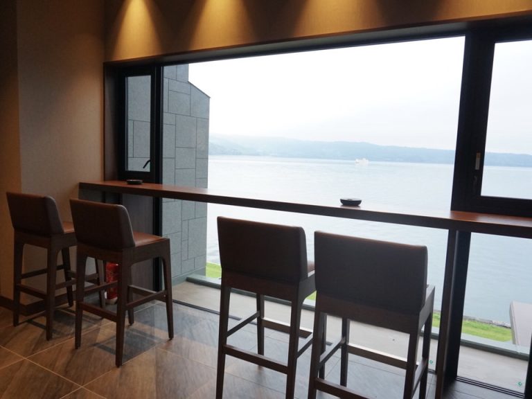 喫煙室からも洞爺湖が一望