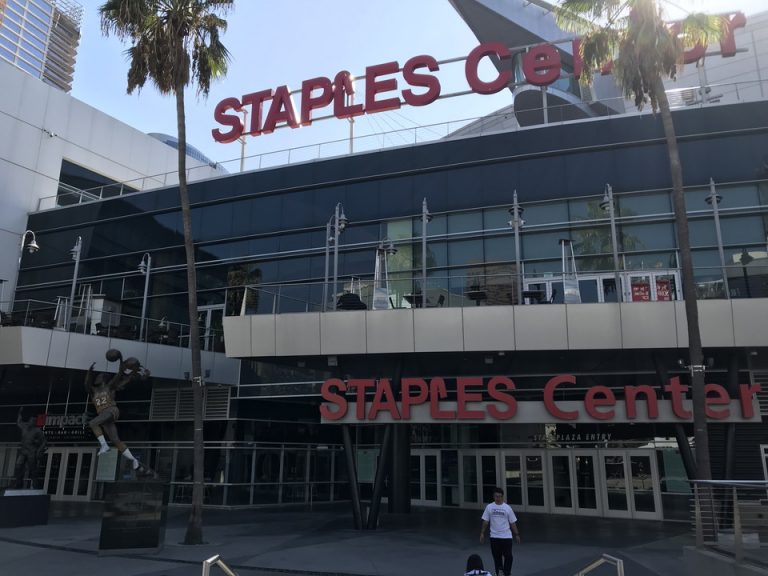 ホテルから道路を渡るとすぐにステープルセンターがありました