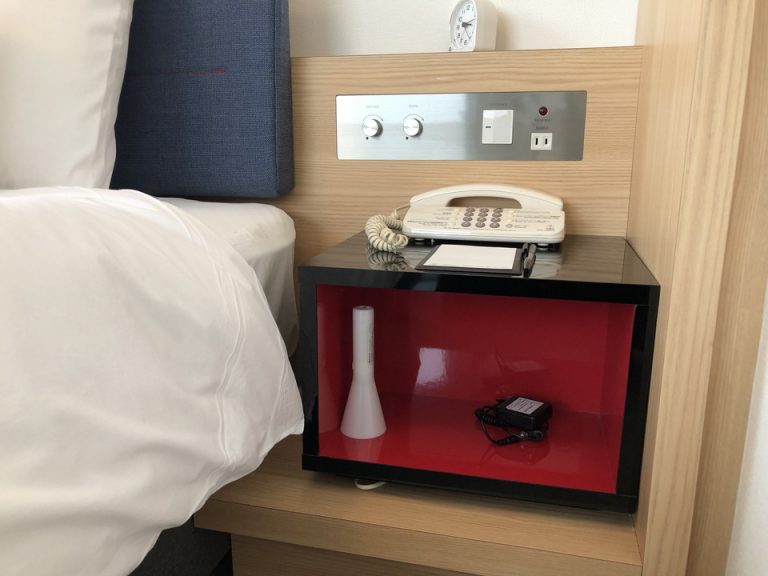 ベッドサイドテーブル