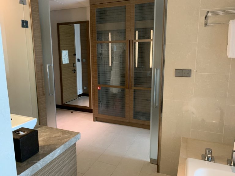 客室のバス・トイレ_バスルーム内から入口