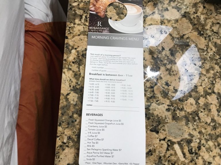 ベッドサイドにはルームサービス用のブレックファーストオーダーがありました