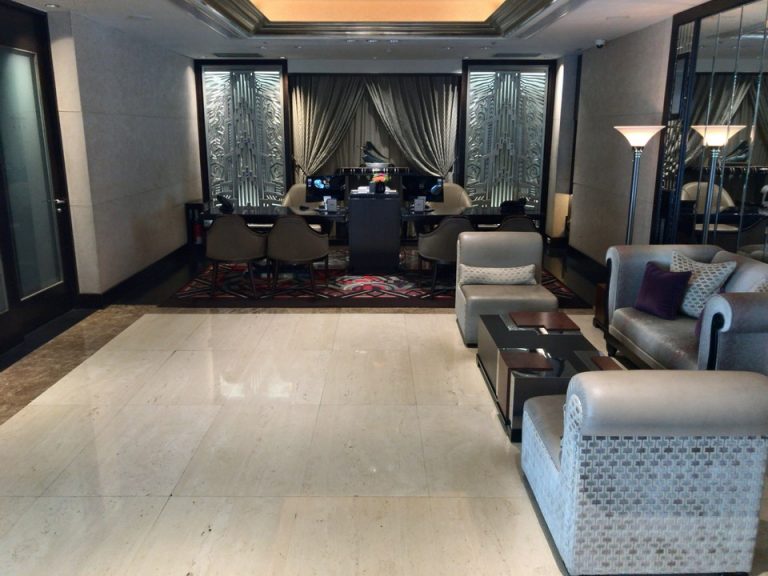 フロントとソファー