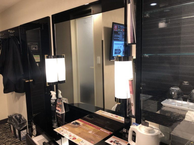 デスクとオープンクローゼット