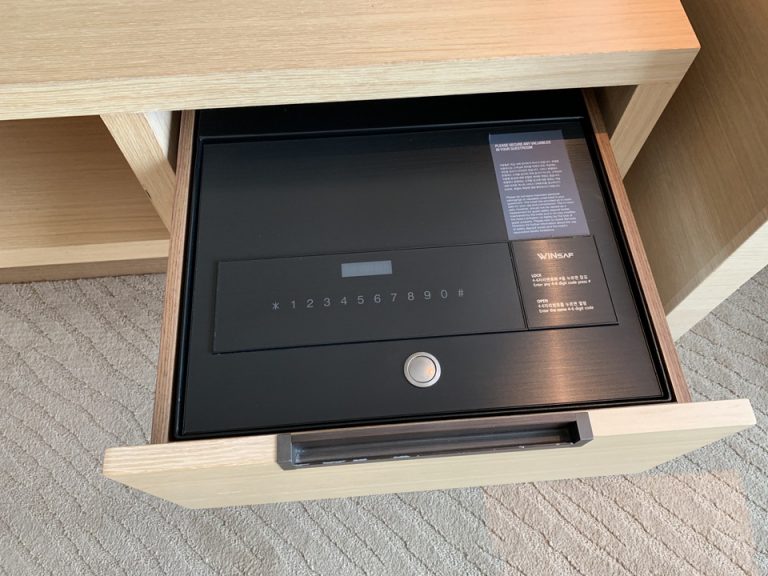 客室_セーフティボックス(閉じた状態)