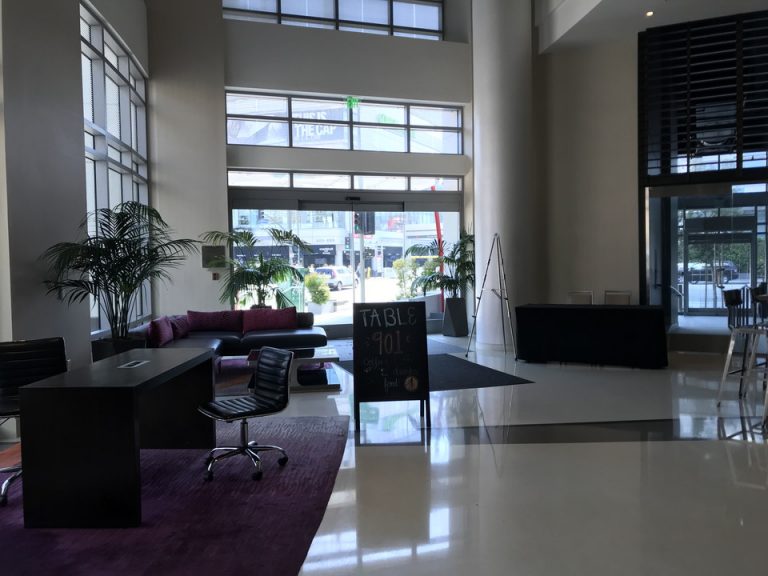 ガラス張りそして高さのある天井フロント周り