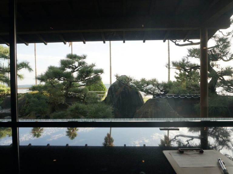 座ると海と綺麗な庭が見渡せます