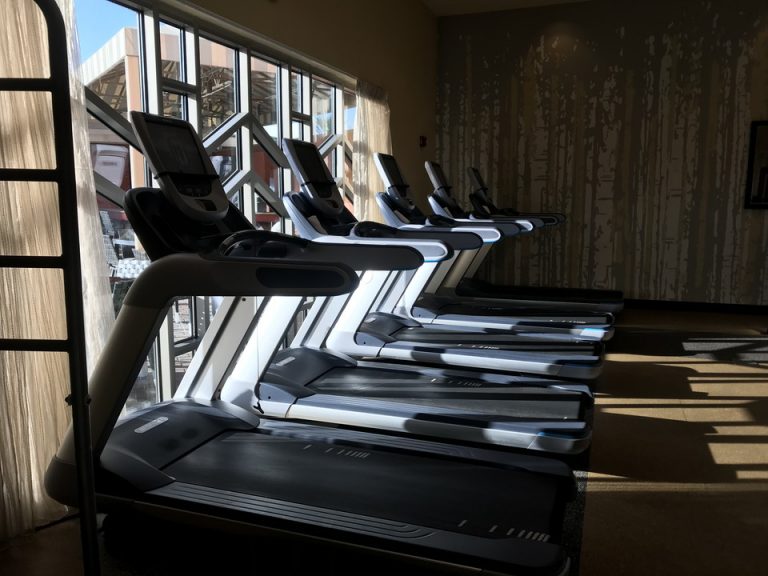 私はこちらのトレッドミルで連日プールをみながら汗をながしました。